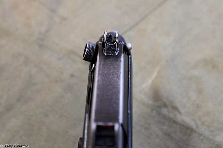 Đồng thời còn có hệ thống ngắm bắn điểm đỏ.