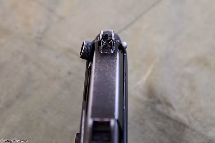 Đồng thời còn có hệ thống ngắm bắn điểm đỏ.