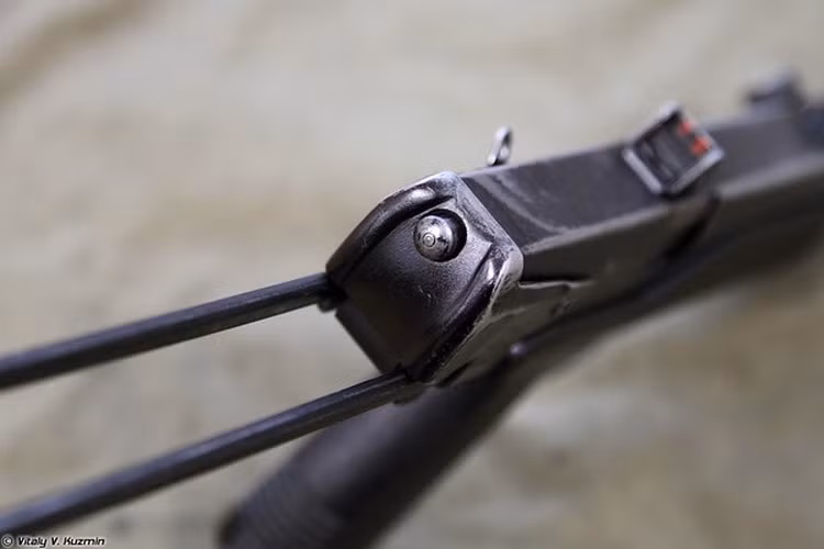 Báng súng nhỏ gọn.