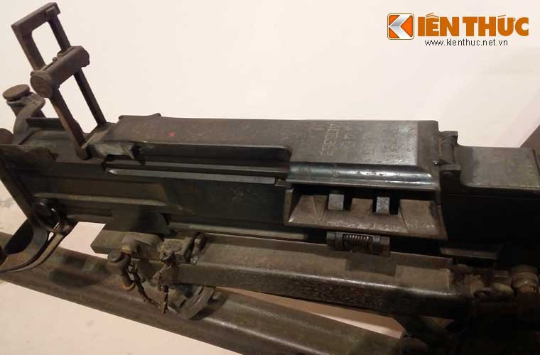 Đại liên K53 có trọng lượng 13,8kg nếu chỉ tính thân súng, dài 1,15m, chiều dài nòng 720mm, cơ cấu hoạt động nạp đạn bằng khí nén với dây đạn 200-250 viên 7,62x54mmR.