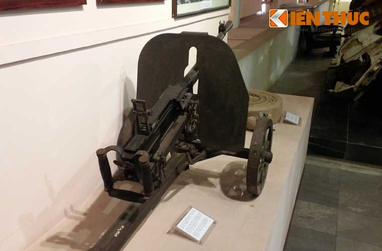 Đại liên K53 có thể gắn trên xe tăng hoặc giá chống ba chân hoặc bánh xe để di chuyển dễ dàng hơn. Nếu lắp thêm cơ cấu bánh xe thì trọng lượng tăng lên đến 41kg.