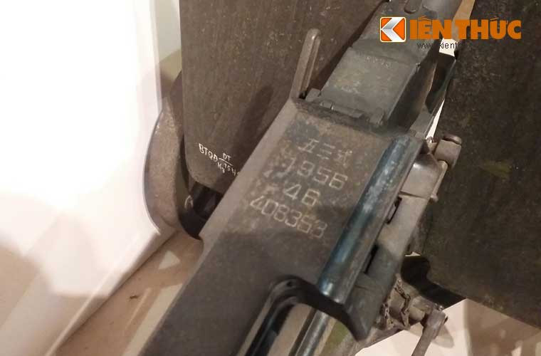 Trên thân súng là dòng chữ tiếng Trung và năm sản xuất khẩu đại liên K53 - năm 1956.