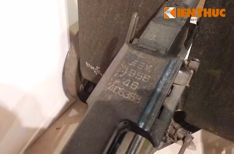 Trên thân súng là dòng chữ tiếng Trung và năm sản xuất khẩu đại liên K53 - năm 1956.