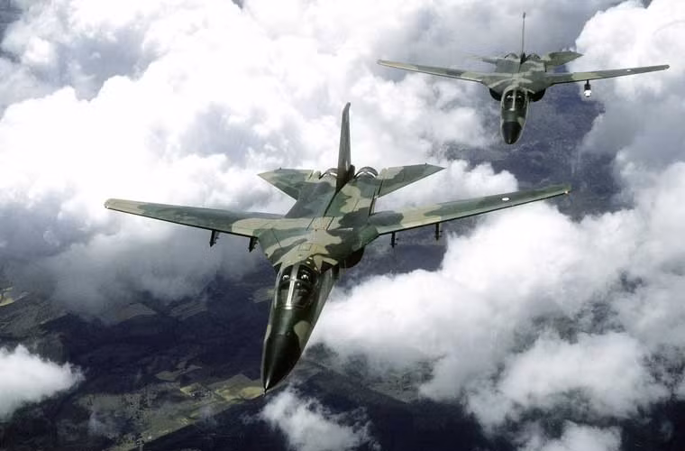 Đầu năm 1968, Mỹ đưa máy bay F-111 vào thử nghiệm tại chiến trường Việt Nam. Thời điểm đó, đây là mẫu máy bay chiến đấu hiện đại nhất của công nghiệp quốc phòng Mỹ, có giá đặt hơn cả siêu pháo đài bay B-52. F-111 khi đó sở hữu những tính năng ít loại máy bay nào có trên thế giới. Ví dụ như khả năng bay bám địa hình ở độ cao cực thấp (khoảng 70m) nhờ radar địa hình, điều khiển tự động.