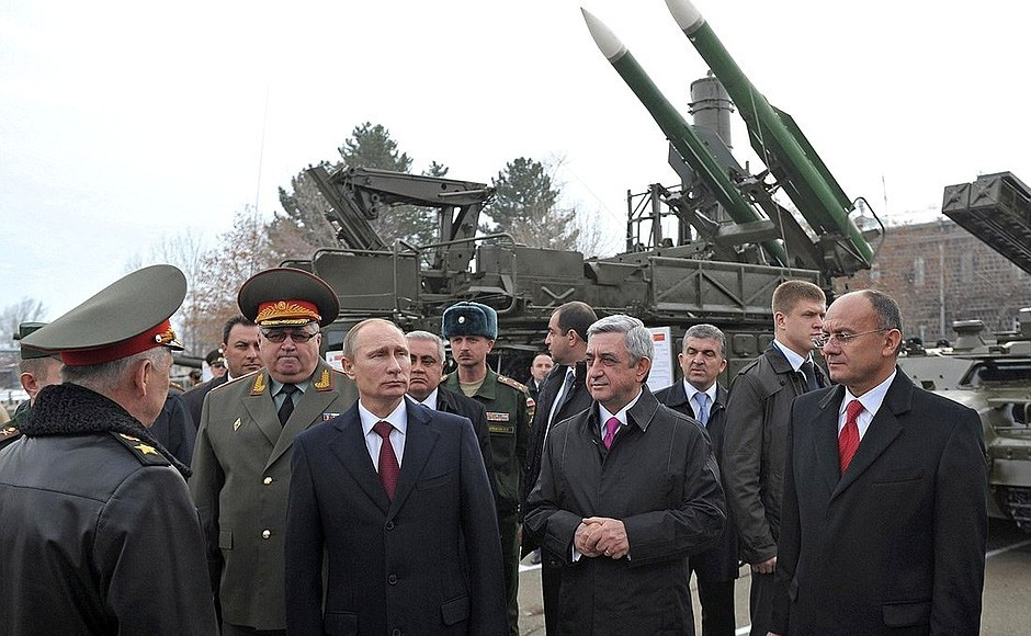 Trong bối cảnh Moskva từ chối hỗ trợ quân sự cho Yerevan trong khuôn khổ CSTO, nhiều thông tin cho rằng Armenia có ý định tước quyền sử dụng căn cứ không quân của Nga ở Gyumri.