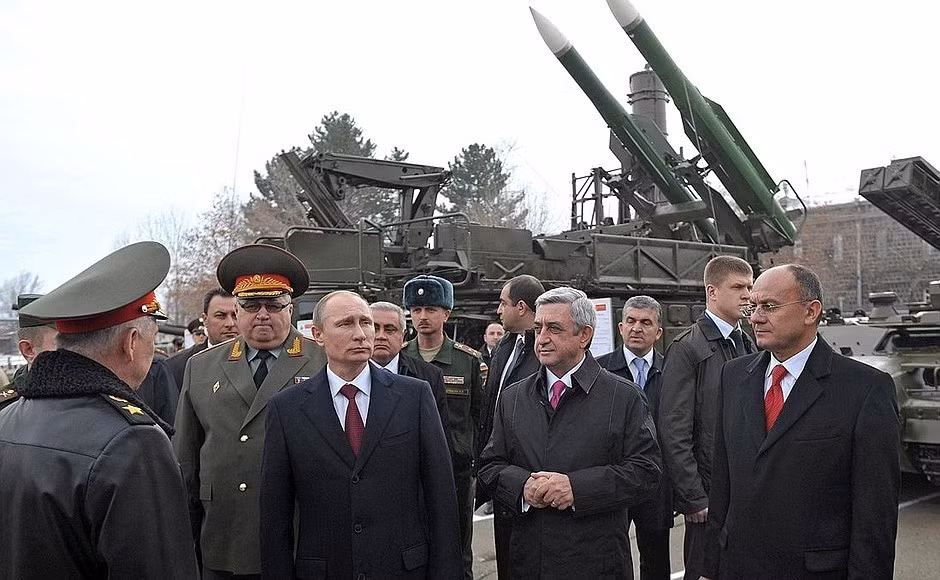 Trong bối cảnh Moskva từ chối hỗ trợ quân sự cho Yerevan trong khuôn khổ CSTO, nhiều thông tin cho rằng Armenia có ý định tước quyền sử dụng căn cứ không quân của Nga ở Gyumri.