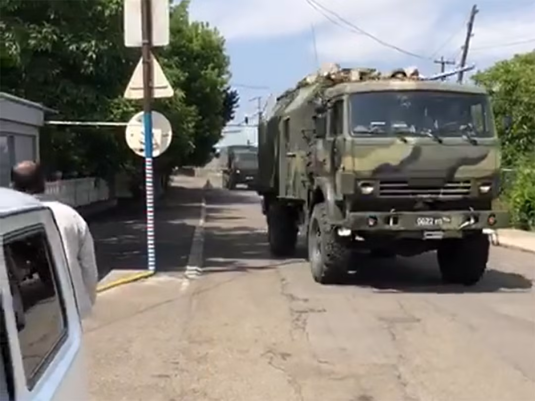 Điều đó cho thấy Yerevan đang đối diện cuộc xung đột với một quốc gia bên ngoài, và nếu không có sự trợ giúp từ Nga, sẽ có nguy cơ rất lớn xảy ra chiến tranh trực tiếp với Azerbaijan (và cả Thổ Nhĩ Kỳ).