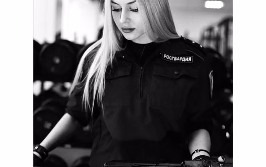 Vừa là một nữ vệ binh thiện chiến, vừa là một người đẹp hết sức gợi cảm, sở hữu thân hình nóng bỏng... Ở tuổi 32, Anna Khramtsova đang làm rất tốt công việc của mình, vừa nối tiếp được truyền thống tốt đẹp của gia đình, vừa tạo dựng được con đường, sự nghiệp riêng mới mẻ và đầy sự nổi tiếng.