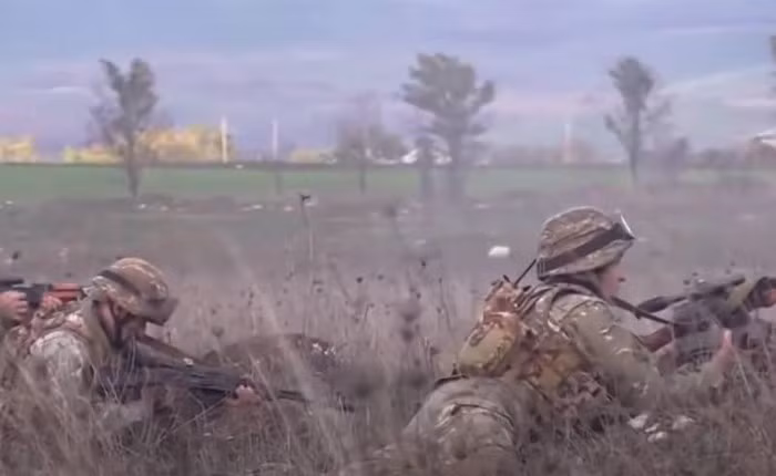 Hiện tại, Ankara tuyên bố rằng có những người được cho là "chuyên gia" chiến thuật chiến tranh du kích từ Đảng Công nhân Kurdistan trong hàng ngũ những tay súng ở Nagorno-Karabakh.