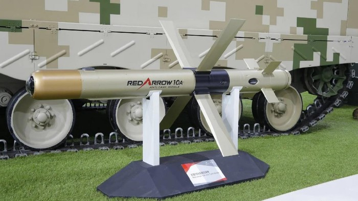 Tên lửa HJ-10 dài 185 cm, rộng 16,5cm, bao gồm hệ thống phóng với tổng khối lượng 150kg, khối lượng đầu đạn 43kg.