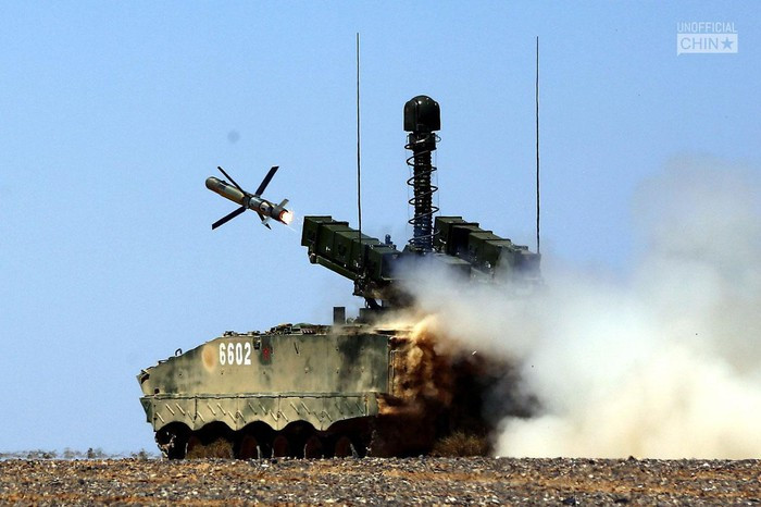 Hệ thống tên lửa HJ-10 sử dụng khung gầm của xe chiến đấu bộ binh Type 04, mang được 8 ống phóng, trên xe phóng có 2 bảng điều khiển hiện thị, có thể đồng thời phóng 2 tên lửa cùng lúc, tấn công 2 mục tiêu khác nhau.