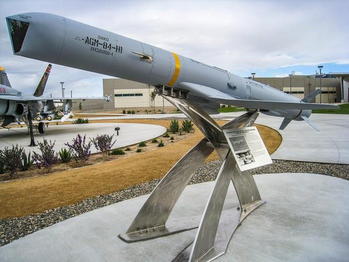 Điều đặc biệt, tên lửa SLAM-ER có thể tiếp nhận dữ liệu về vị trí mục tiêu kể cả khi đã phóng thông qua hệ thống IFFT và kết nối video.