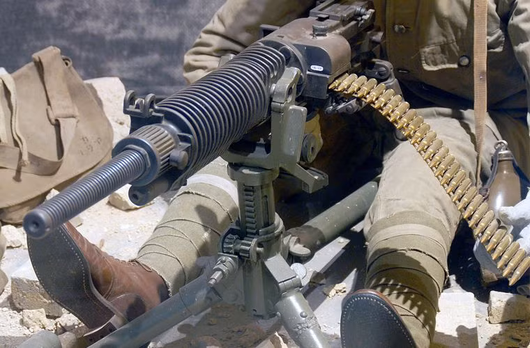 Súng được thiết kế bởi KijiroNambu và tiếp tục được hoàn thiện bởi Hino Motors và Hitach, với số lượng ước tính trên 45.000 khẩu đã được xuất xưởng.