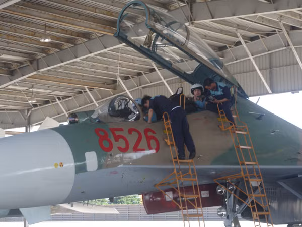 Kết quả: Trung đoàn 925 (Sư đoàn 372) bay được 8 lần chuyến trên máy bay Su-27; Trung đoàn 929 (Sư đoàn 372) bay được 7 lần chuyến, Trung đoàn 937 (Sư đoàn 370) bay được 5 lần chuyến trên máy bay Su-22; Trung đoàn 930 (Sư đoàn 372) bay được 10 lần chuyến, Trung đoàn 917 (Sư đoàn 370) bay được 17 lần chuyến, Trung đoàn 916 (Sư đoàn 371) bay được 11 lần chuyến trên trực thăng; Trung đoàn 935 (Sư đoàn 370) bay được 9 lần chuyến, Trung đoàn 923 và Trung đoàn 927 (Sư đoàn 371) bay được 16 lần chuyến máy bay Su-30; Lữ đoàn 918 bay được 9 lần chuyến trên máy bay An-26. Ảnh: Đội ngũ kỹ thuật của Trung đoàn 925 kiểm tra máy bay Su-27UBK trước chuyến bay.