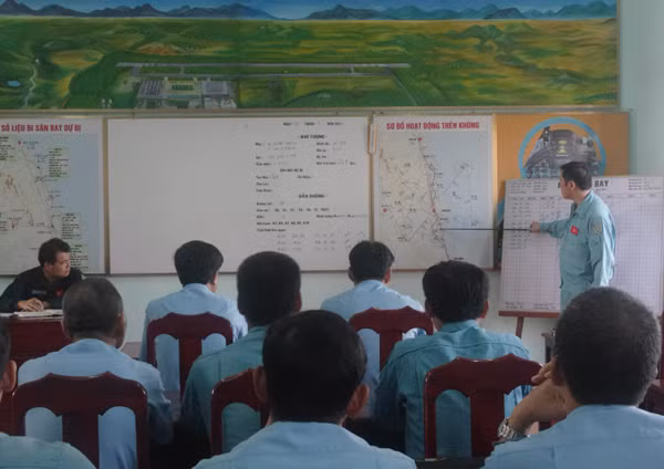 Hôm 27/9, các đơn vị Không quân trong Quân chủng PK-KQ đã đồng loạt tổ chức ban bay cán bộ trên các loại máy bay tiêm kích Su-27/30; máy bay cường kích Su-22; máy bay vận tải An-26 và trực thăng. Theo dõi, chỉ đạo các ban bay có đại diện các cơ quan chức năng Quân chủng PK-KQ; lãnh đạo, chỉ huy các Sư đoàn 370, 371, 372, Lữ đoàn 918.