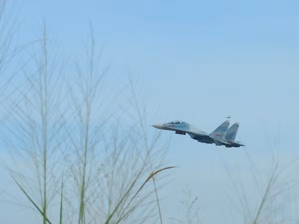  Tiêm kích đa năng Su-30MK2 của Trung đoàn 935 dũng mãnh tiến vào bầu trời.