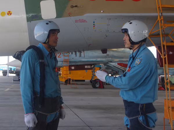 Phi công Trung đoàn 925 trao đổi kinh nghiệm sau chuyến bay.