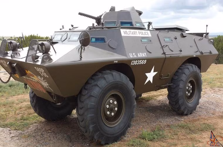 Cadillac Gage Commando V-100 do hãng Cadillac Gage của Mỹ chế tạo, ngoài chức năng trinh sát, chúng có thể làm nhiệm vụ chở quân, xe cứu thương, thậm chí trang bị vũ khí hạng nặng để trở thành xe chống tăng.