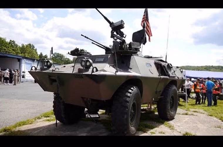 Xe được thiết kế khí động học dạng chiếc thuyền, mui xe được thiết kế như mũi tàu để giảm sức cản của nước. Thành xe được thiết kế dạng chữ V để giảm thiểu sức ép từ các vụ nổ, cửa xe cũng được thiết kế hai bên hông tạo điều kiện thuận tiện cho lính trên xe.