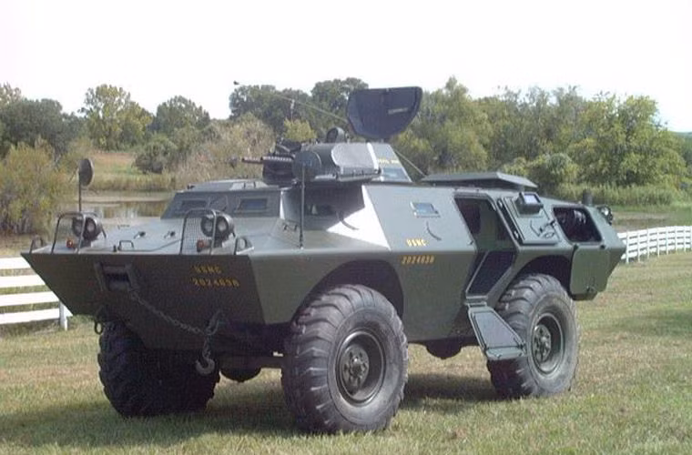 Xe được bọc thép khá tốt, nó có thể chống được đạn cỡ 7,62mm bắn thẳng. Vũ khí trên xe thường là khẩu đại liên M2 hoặc trung liên M60. Việt Nam sau khi tiếp nhận đã thay thế chúng bằng vũ khí có nguồn gốc Liên Xô.