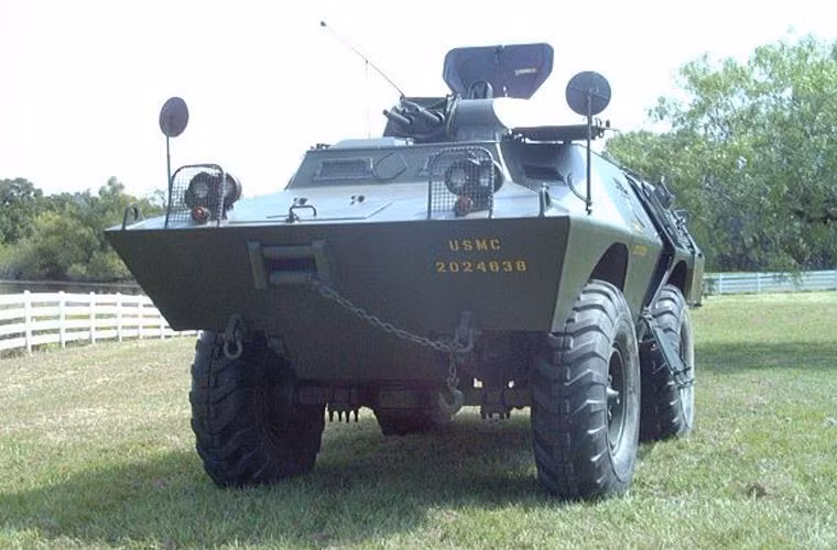 V-100 có chiều dài 5,69m, chiều rộng 2,26m, và chiều cao 2,54m, trọng tải rỗng 7 tấn, khi đầy tải lên tới 9,8 tấn. Xe được trang bị động cơ xăng cho vận tốc lên tới 100km/h khi chạy trên cạn, và 5.6km/h khi bơi dưới nước.