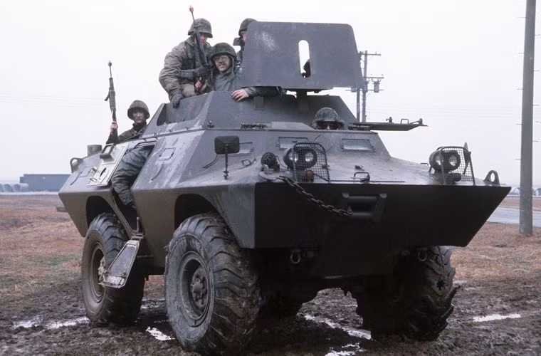 Xe được trang bị hộp số tay 5 cấp cho phép xe xử lý tốt trong các đia hình phức tạp. Nó có thể leo dốc cao 30 độ, và dự trữ hành trình lên tới 650km.