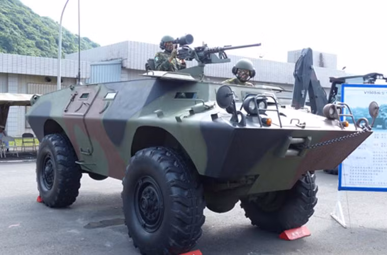 V-100 Commando được xếp vào loại xe bọc thép trinh sát, nó có cùng chức năng với xe trinh sát BRDM-2. Sức mạnh chiến đấu của V-100 được đánh giá là ngang ngửa xe BRDM-2 của Liên Xô.
