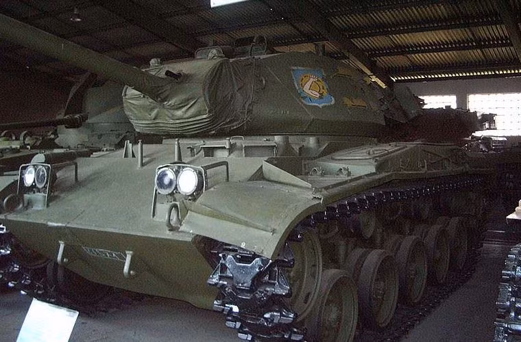 Động cơ xăng 6 xi lanh Continental AOS 895-3 công suất 373 kW cho tốc độ tối đa 72 km/h, đây là tốc độ khá cao đối với loại tăng thời điểm chúng ra đời. Tuy nhiên tầm hoạt động khá ngắn chỉ khoảng 150km.