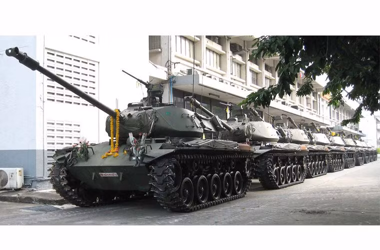 Tuy nhiên sau thời gian phục vụ đắc lực trong biên chế, chùng dần dần được đưa vào niêm cất dài hạn, chịu chung số phận với những vũ khí khác của Mỹ do thiếu phụ tùng thay thế. Chỉ một số ít còn phục vụ trong vai trò huấn luyện.