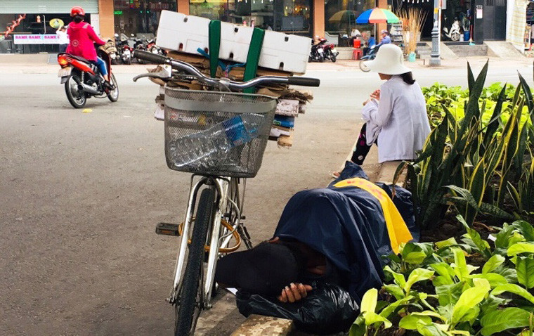 Thời tiết ở TP HCM suốt 2 ngày đầu năm xuống thấp, có lúc chỉ còn 22 độ C khiến những người nghèo mưu sinh trên đường khốn đốn.