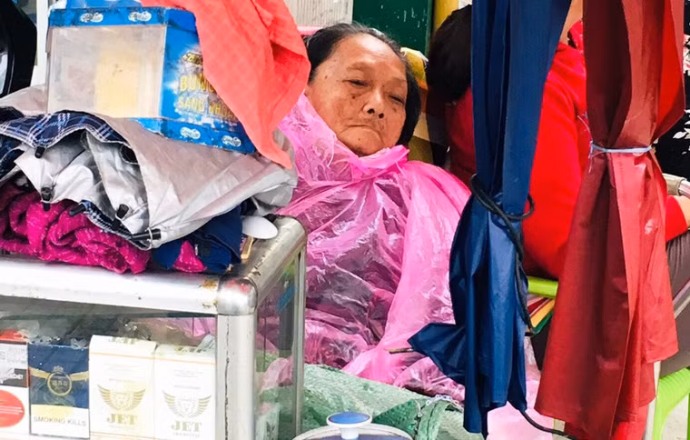 "Mưa lạnh tôi chịu không nổi. Dù đã giữa trưa nhưng trời vẫn lạnh khiến tôi đau nhức xương khớp vì tuổi già", một bà cụ bán hàng ven đường Nguyễn Thị Minh Khai, quận 3, than thở.