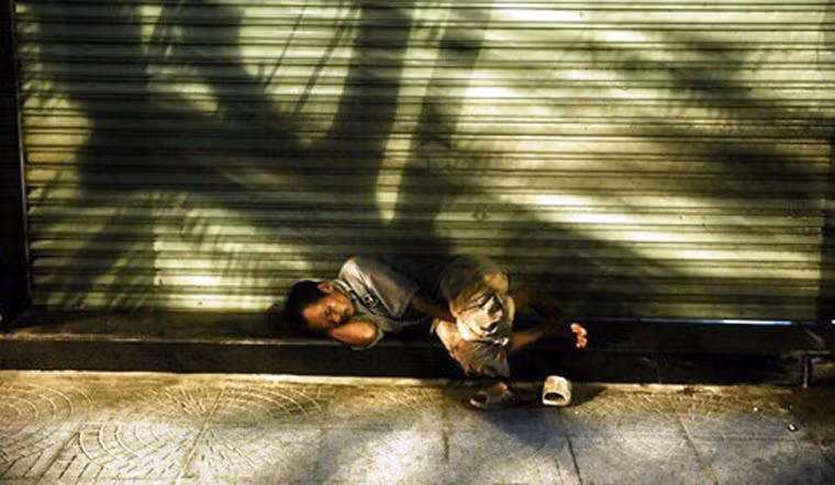 Dù nắng có le lói nhưng cái lạnh cắt da vì bão ngay những ngày đầu năm 2019 khiến nhiều người nghèo vô gia cư ở TP HCM co ro.