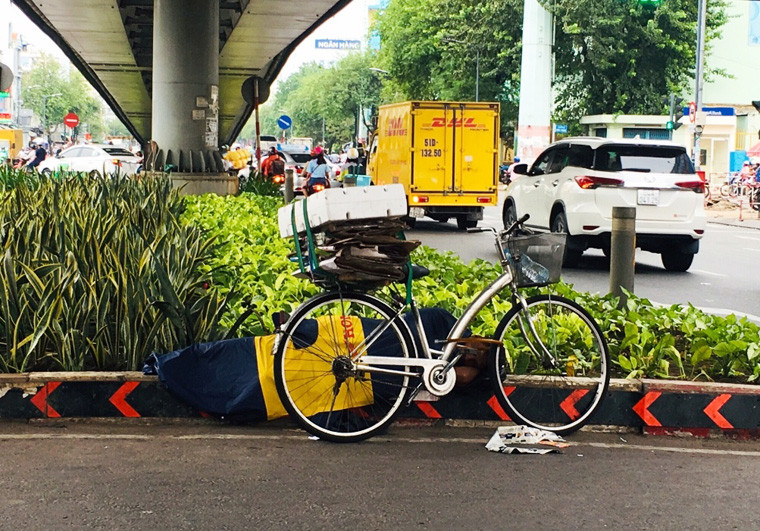 Tấp nập giữa phố phường đông đúc xe cộ ngày làm việc đầu năm, một người mưu sinh bằng nghề nhặt ve chai đã không chịu nỗi cái lạnh cắt da phải tìm gầm cầu vượt để tránh lạnh.
