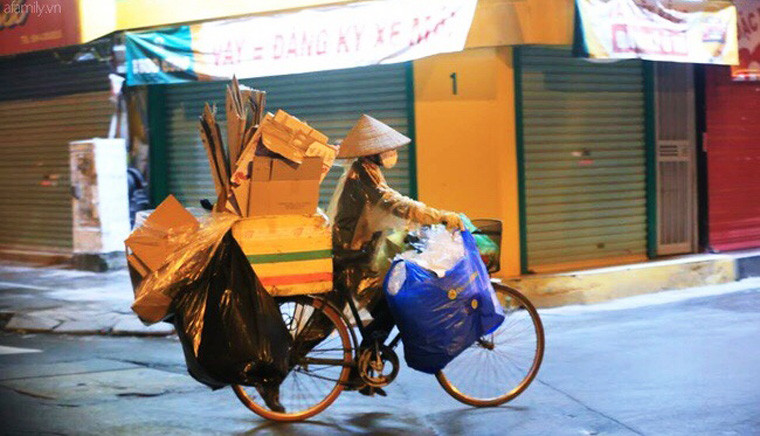 Người phụ nữ quê tỉnh Quảng Ngãi mưu sinh giữa trời lạnh do ảnh hưởng của bão số 1 ở TP HCM. "Dù đã quen với thời tiết khắc nghiệt ở miền Trung, nhưng ít khi nào tôi thấy thời tiết lạnh như ở Sài Gòn. Dù mưa, lạnh nhưng tôi cũng không dám nghỉ ở nhà vì đang cố làm kiếm tiền để cuối tháng này về quê lo Tết cho gia đình", chị Thao, quê tỉnh Quảng Ngãi, chia sẻ.