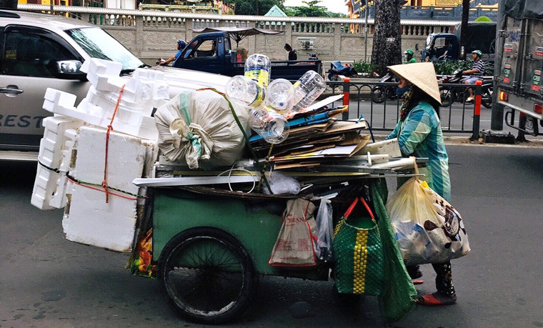 Mưa lạnh vì bão ngay những ngày đầu năm khiến cuộc mưu sinh của những người nghèo ở TP HCM một phen khốn đốn.