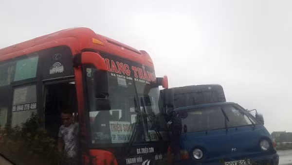 O to dam nhau lien hoan tren cao toc Phap Van - Cau Gie