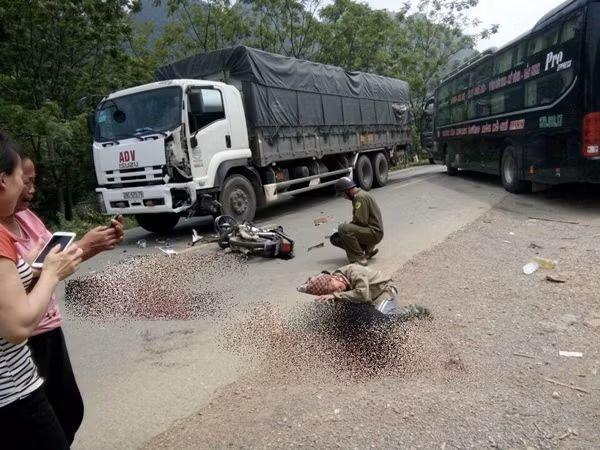 Hoa Binh: Xe may va cham o to, hai nguoi tu vong