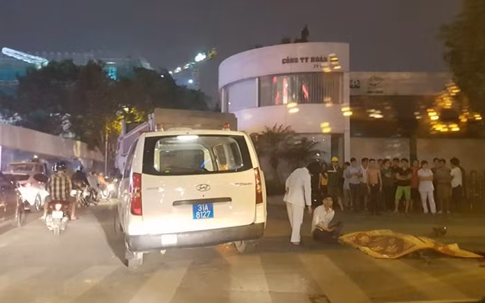 Theo một số nhân chứng, thời điểm trên họ nhìn thấy hai người đi trên xe máy BKS 17 B8-227.33 di chuyển từ đường Kim Mã ra phố Liễu Giai. Tuy nhiên, đi đến ngã tư Liễu Giai - Đào Tấn thì va chạm với xe tải chở cát BKS Hà Nội đi từ phố Đào Tấn sang Vạn Phúc. Tai nạn khiến một cô gái trẻ ngồi trên xe máy bị cán qua người tử vong tại chỗ, nam thanh niên điều khiển xe máy may mắn thoát nạn.