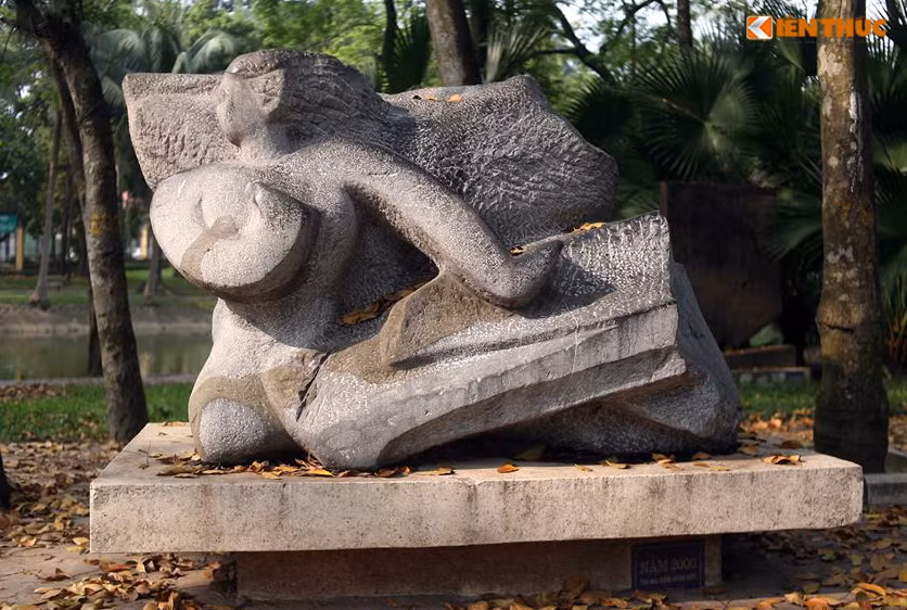 Hầu hết các tác phẩm điêu khắc nghệ thuật của tác giả trong và ngoài nước tại khu vực trưng bày ngoài trời ở công viên Bách Thảo đều xuống cấp.