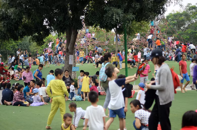 Từ khoảng 9h ngày 6/4 (tức ngày 10/3 Âm lịch), tranh thủ ngày nghỉ lễ Giỗ Tổ Hùng Vương nên hàng trăm lượt phụ huynh đã đưa con em đến vui chơi ở công viên Cầu Giấy (Hà Nội).