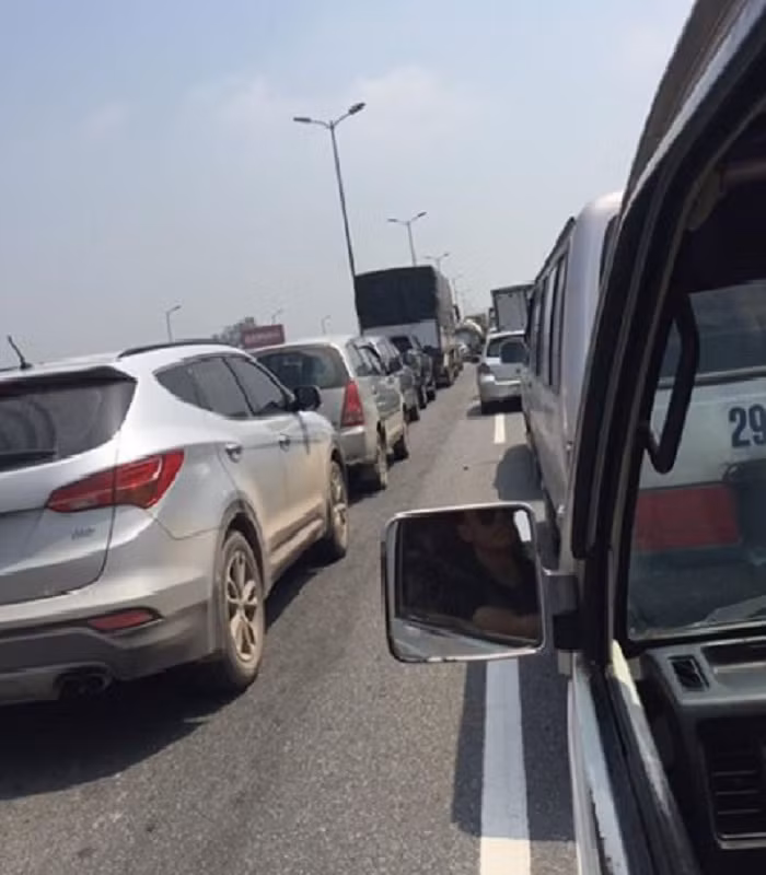 Hình ảnh các xe ô tô bị ùn ứ do chiếc xe tải gặp nạn trên đường vành đai 3 trên cao.