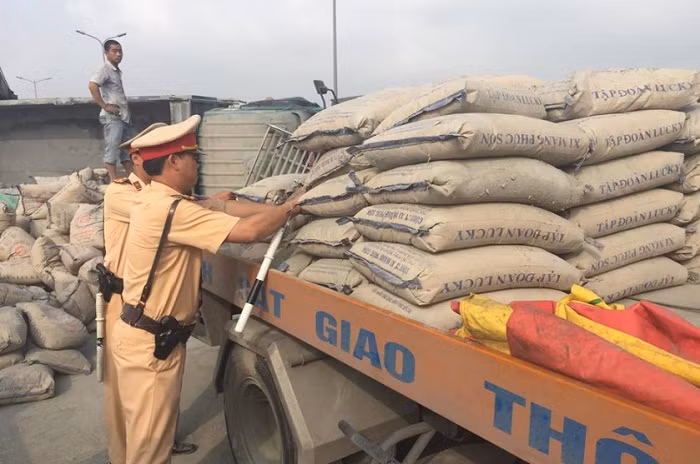 Trao đổi với PV, Trung tá Phạm Văn Tuyến, Đội phó Đội CSGT số 14 cho biết: "Xe tải tự lật đã gây ùn tắc giao thông, lực lượng CSGT phải dùng xe CSGT vận chuyển xi măng, đồng thời tăng cường cán bộ, chiến sĩ để tập trung hướng dẫn phương tiện đảm bảo ATGT trên đoạn tuyến này. Đến hơn 10h sáng cùng ngày, các phương tiện lưu thông bình thường trên tuyến đường trên cao vành đai 3".