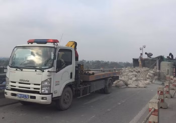 Ngay sau khi xảy ra vụ xe tải bị lật, tổ tuần tra kiểm soát giao thông, Đội CSGT số 14 - Phòng CSGT Công an TP Hà Nội có mặt để bảo vệ hiện trường, hướng dẫn phương tiện, đồng thời gọi xe cứu hộ kéo cẩu xe tải vào lề đường để đảm bảo cho các phương tiện lưu thông trên tuyến đường này.