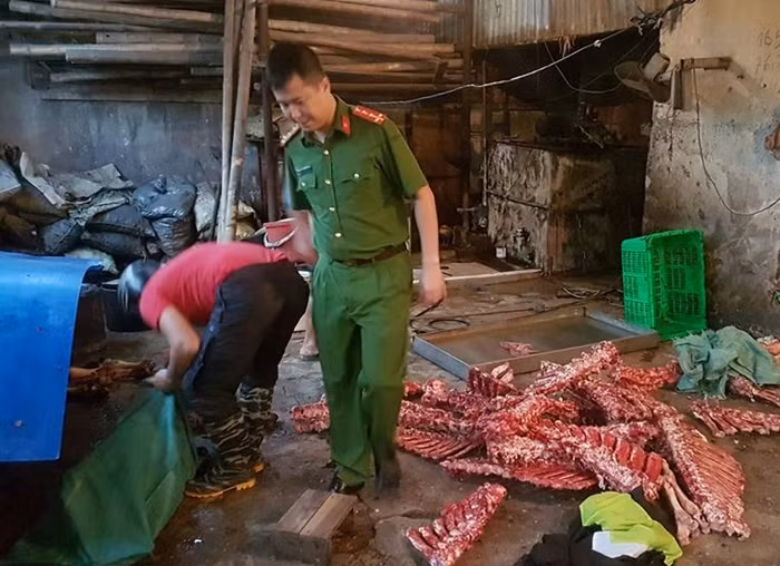 Bat qua tang co so che bien hang tan thit dong vat khong phep