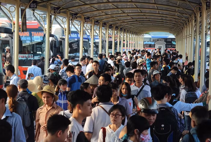 Ghi nhận của PV Kiến Thức vào chiều 29/4, vẫn còn hàng nghìn người đang sinh sống, học tập và làm việc tại Thủ đô đổ dồn ra các bến xe Hà Nội về quê nghỉ lễ 30/4 và mùng 1/5. Ảnh chụp tại bến xe Giáp Bát (Hà Nội).