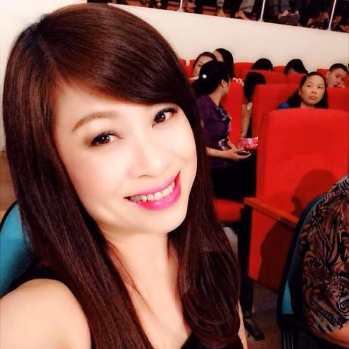 Khi được hỏi về bí quyết để có được "vẻ đẹp không tuổi", bà mẹ hot girl không ngại chia sẻ: "Một phần nhỏ là vì âm nhạc, còn phần lớn là vì cô có hai nàng công chúa ngoan ngoãn và chăm chỉ. Hai con gái đã khiến cô hạnh phúc và yêu đời hơn..."