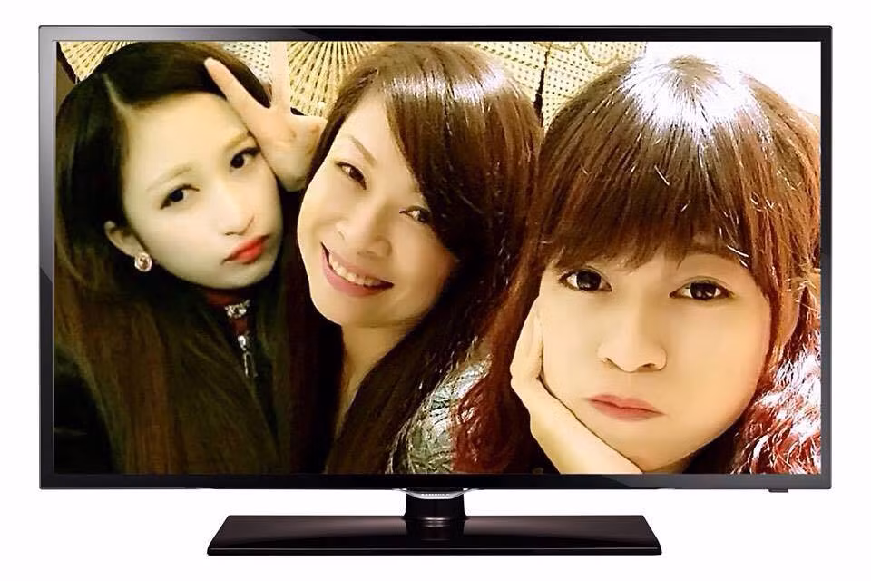 Khiến nhiều người bất ngờ khi xuất hiện cùng hai con gái nhưng cô Thu Hương vẫn khiêm tốn cho rằng: "Cô nghĩ là mọi người chỉ giả vờ không tin 3 người là mẹ - con mà thôi".