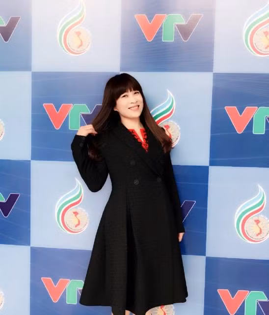 Được mọi người khen ngợi về nhan sắc xinh đẹp và trẻ trung như con gái, bà mẹ U50 ở Lào Cai cho biết: "Cô cũng bất ngờ khi con gái khoe ảnh mẹ trên một diễn đàn. Được khen trẻ thì ai cũng vui, nhất là những người già như cô".