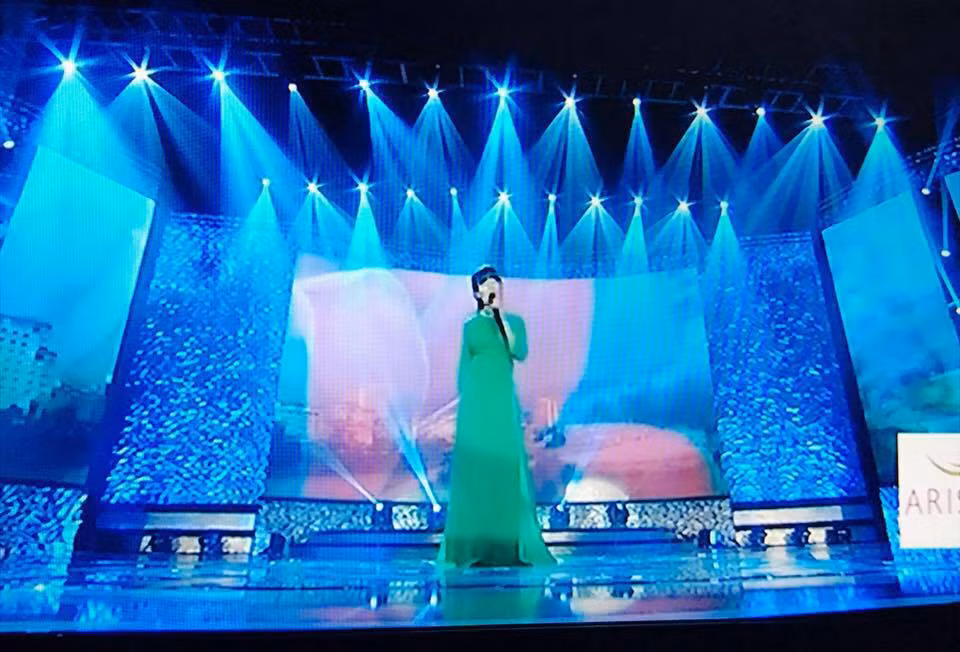 Không chỉ gây ấn tượng về ngoại hình, bà mẹ U50 Lào Cai này còn khiến nhiều người phải trầm trồ khi được nghe giọng hát cao vút và ngân vang của cô.