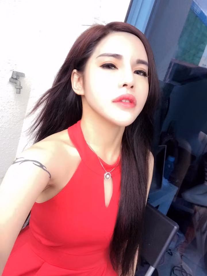 Đa phần nam giới thì tỏ ra bực tức vì phát ngôn "vơ đũa cả nắm" của cô gái trẻ. Họ cho rằng chính Seow mới là người không hiểu cánh nam giới vì không phải người đàn ông nào cũng là kẻ thực dụng.